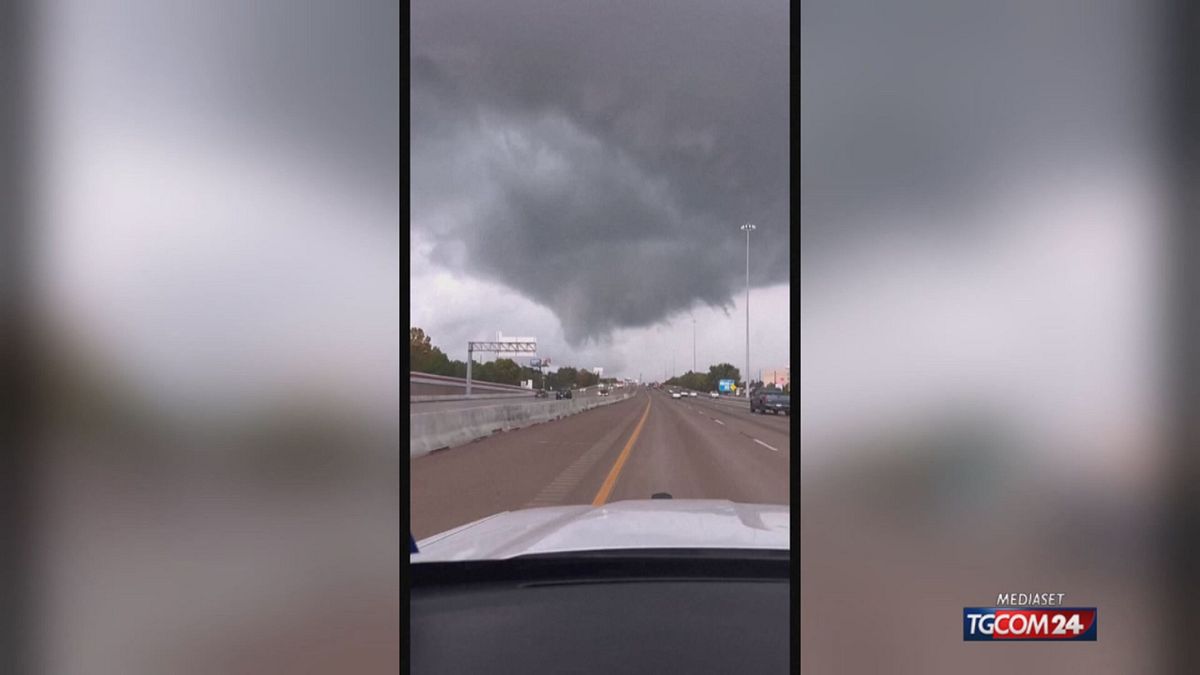 tornado investe houston oltre 100 case danneggiate