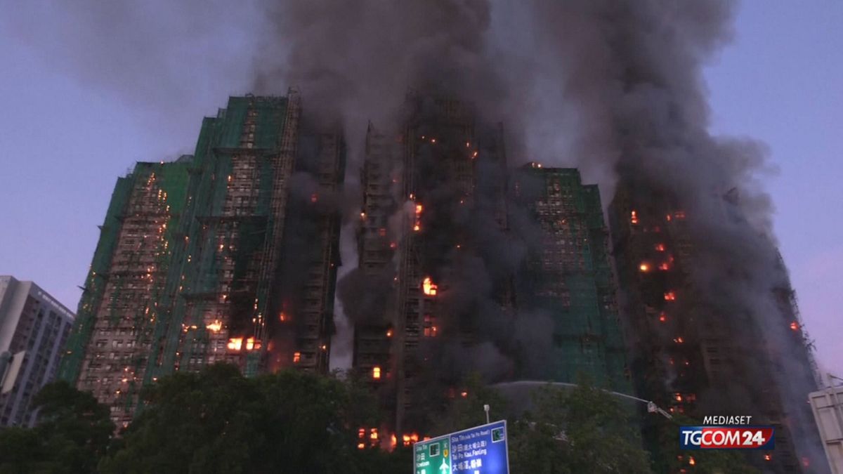 Hong Kong, fiamme in un complesso residenziale: 36 vittime | I residenti: "Non è scattato l