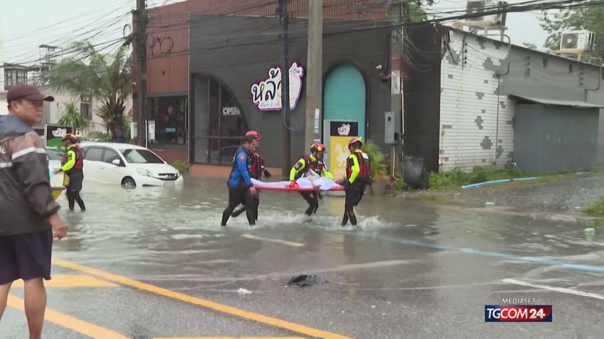 Inondazioni in Thailandia, oltre 30 vittime: le evacuazioni in elicottero