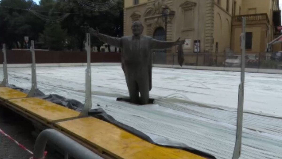 A Pesaro la statua di Pavarotti finisce al centro della pista di pattinaggio sul ghiaccio