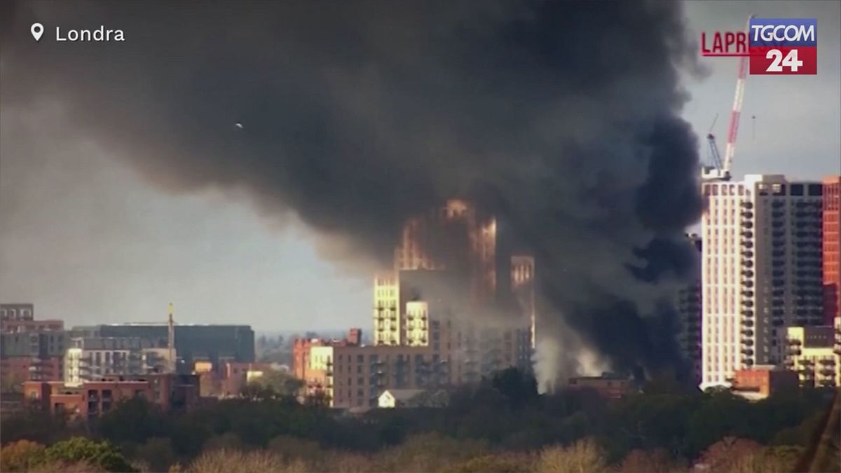 londra edificio in fiamme 25 autopompe per domare il rogo