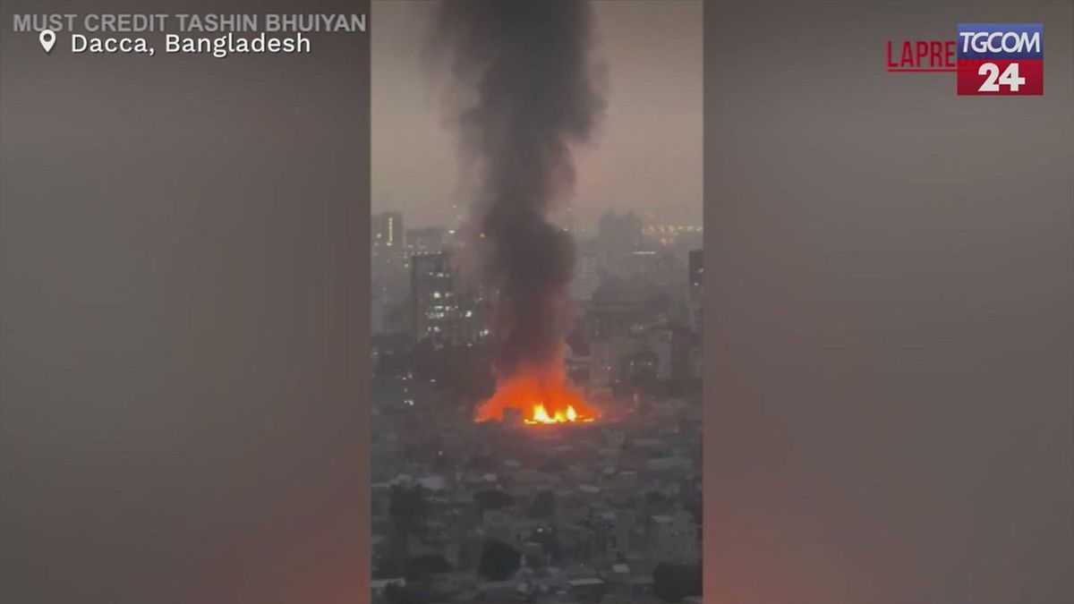 Dacca, fiamme devastano la baraccopoli di Korail: migliaia senza casa