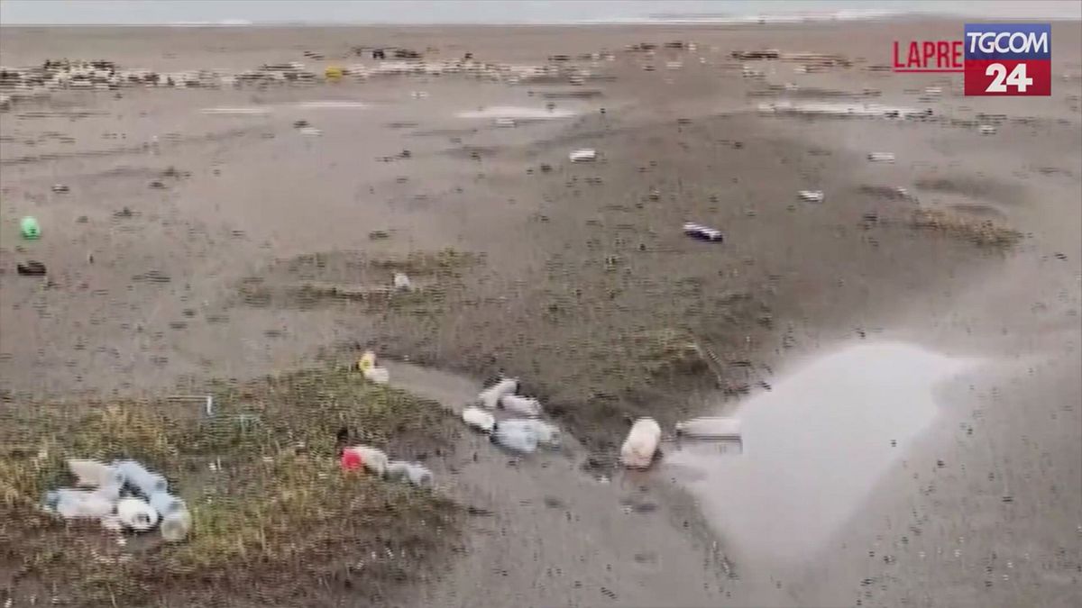 albania la costa trasformata in una distesa di plastica e detriti