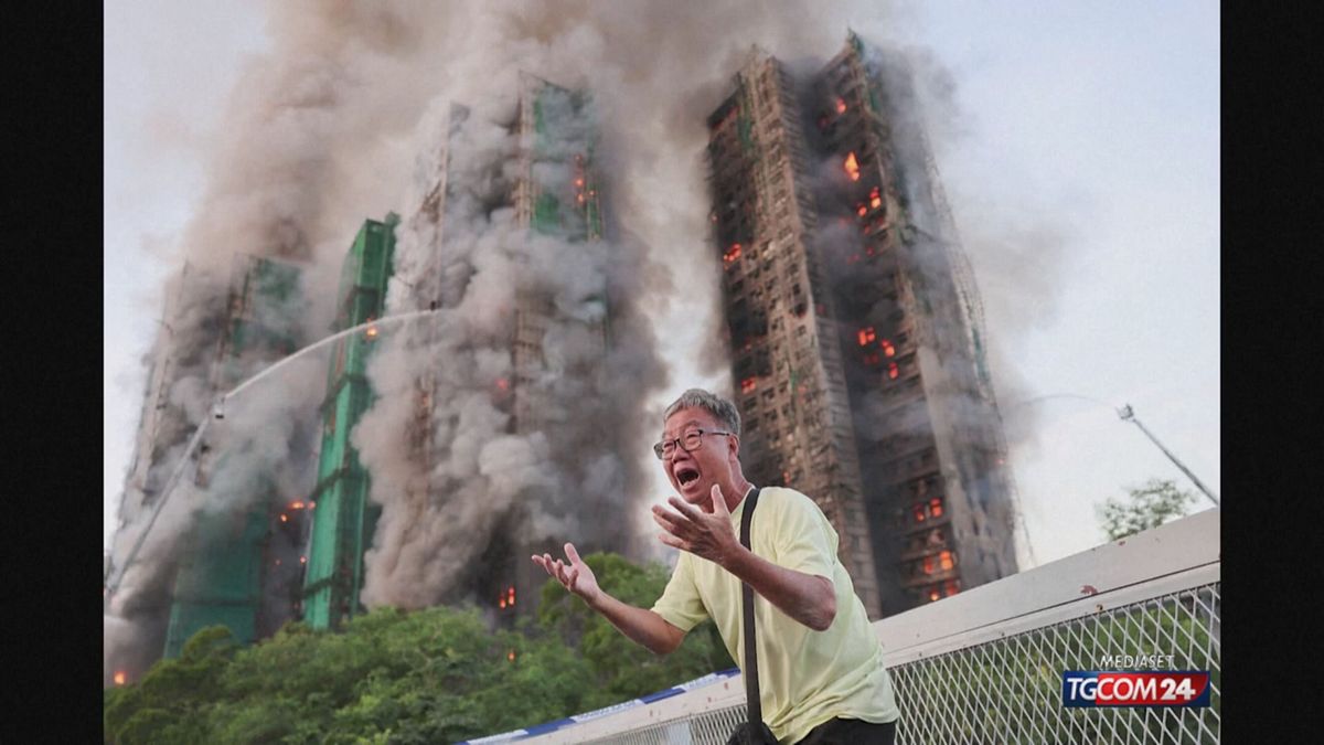 A fuoco i grattacieli di Hong Kong, le immagini simbolo della disperazione di un sopravvissuto