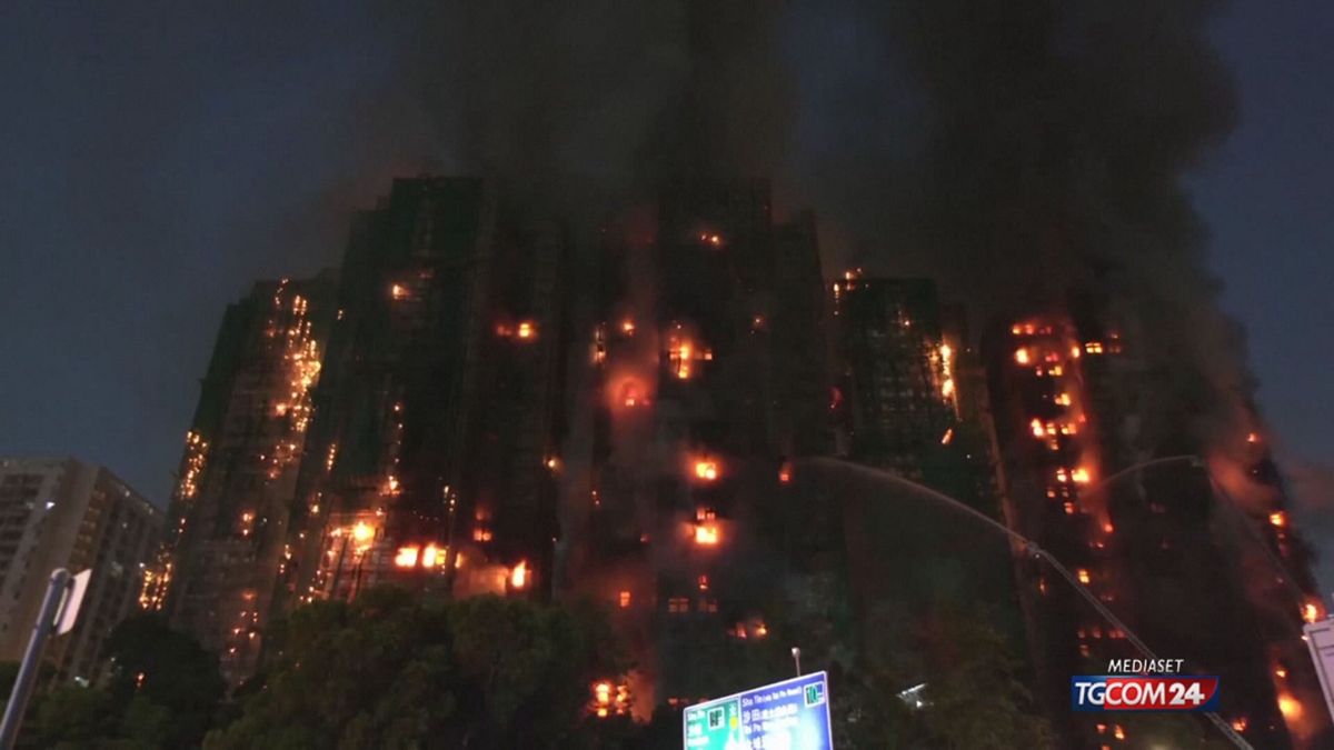 Incendio Hong Kong, 700 persone costrette a lasciare la propria casa