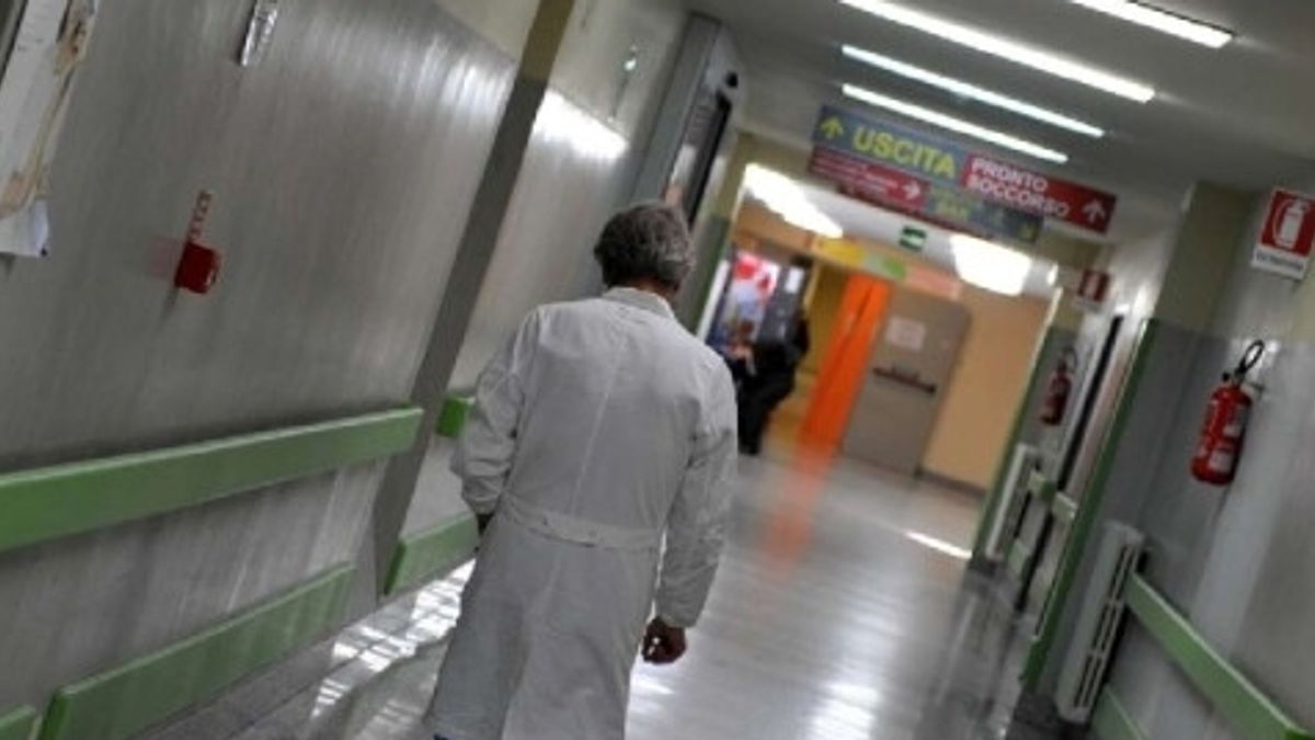 bari intervento della polizia all ospedale san paolo sanitaria aggredita da 50enne
