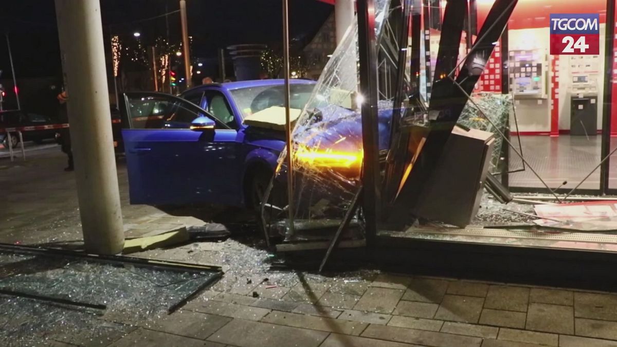 Germania, tentativo di spaccata? No "solo" un guidatore distratto