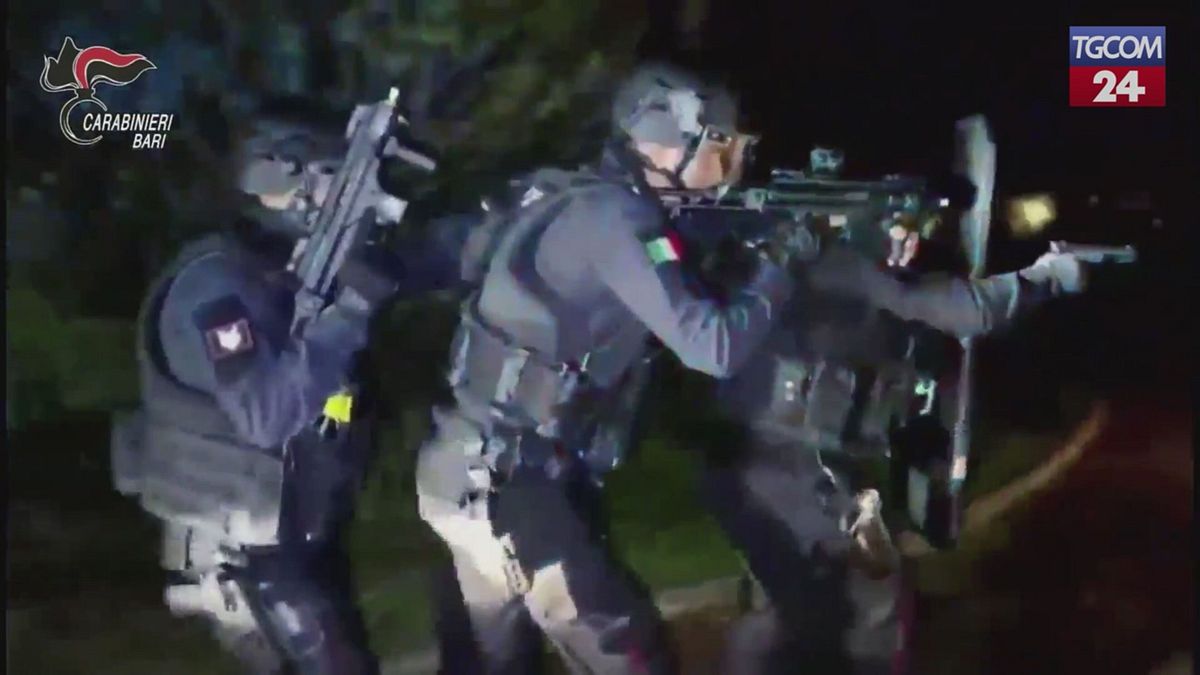 Bari, elicotteri e unità speciali nel blitz contro il clan Strisciuglio