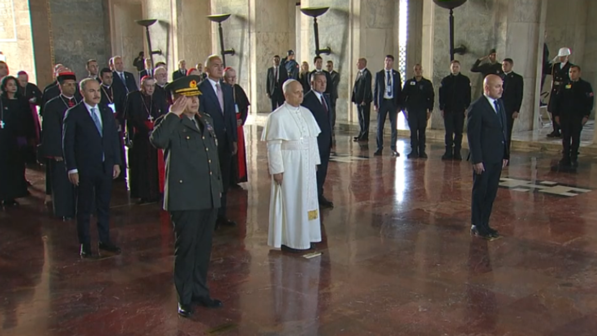 Papa Leone visita il mausoleo di Ataturk ad Ankara