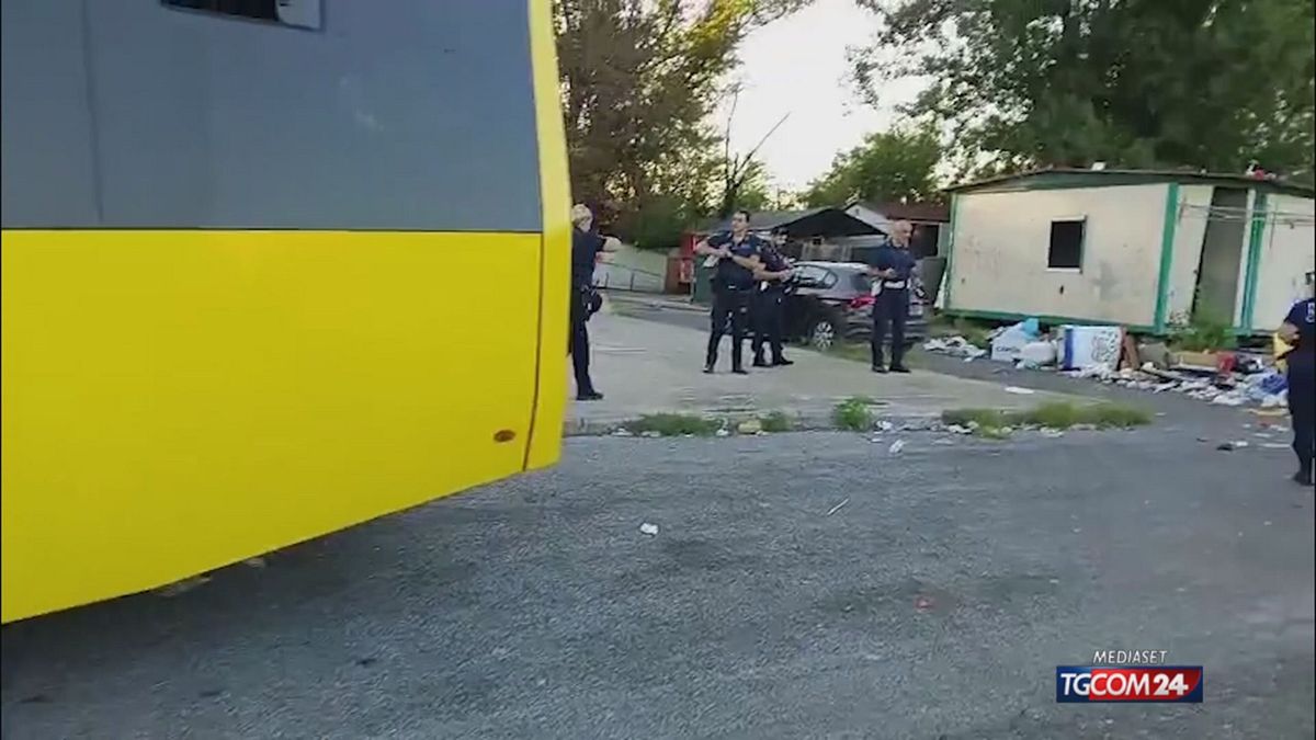 Roma, un giorno come tanti in un campo rom