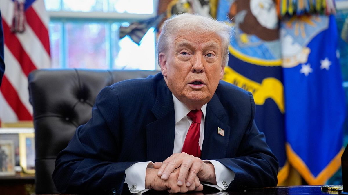 Trump parla con Maduro: discusso un possibile incontro | E cancella tutti gli ordini di Biden firmati con autopenna