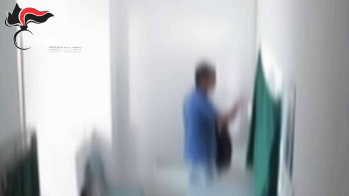 timbravano il badge anche per i colleghi e uscivano a far la spesa indagati 7 dipendenti dell asp di reggio calabria i video