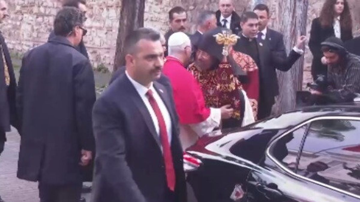 campane in festa e folla di fedeli per papa leone in visita alla chiesa armena di istanbul