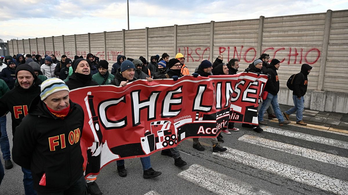 genova lavoratori ex ilva di cornigliano tornano in piazza