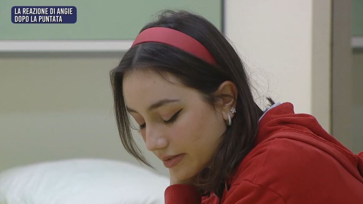 Arkadaşlar, Lorella Cuccarini Opi'ye yazarken Angie en zorlu mücadelesiyle yüzleşiyor