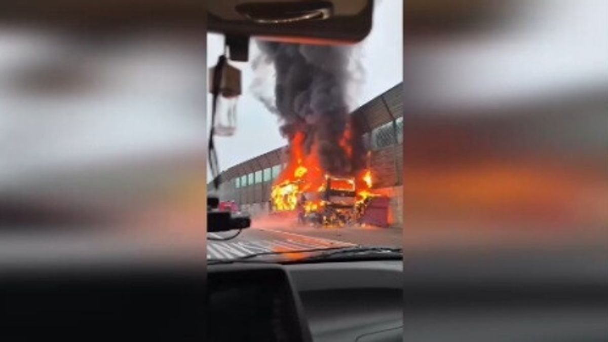 Bus a fuoco nel tratto milanese dell