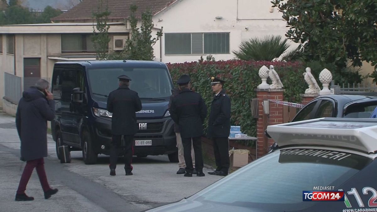 donna trovata morta in casa nell anconetano si cerca il marito