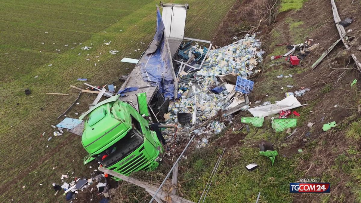 Bergamo, un tir si ribalta nel campo: grave un camionista
