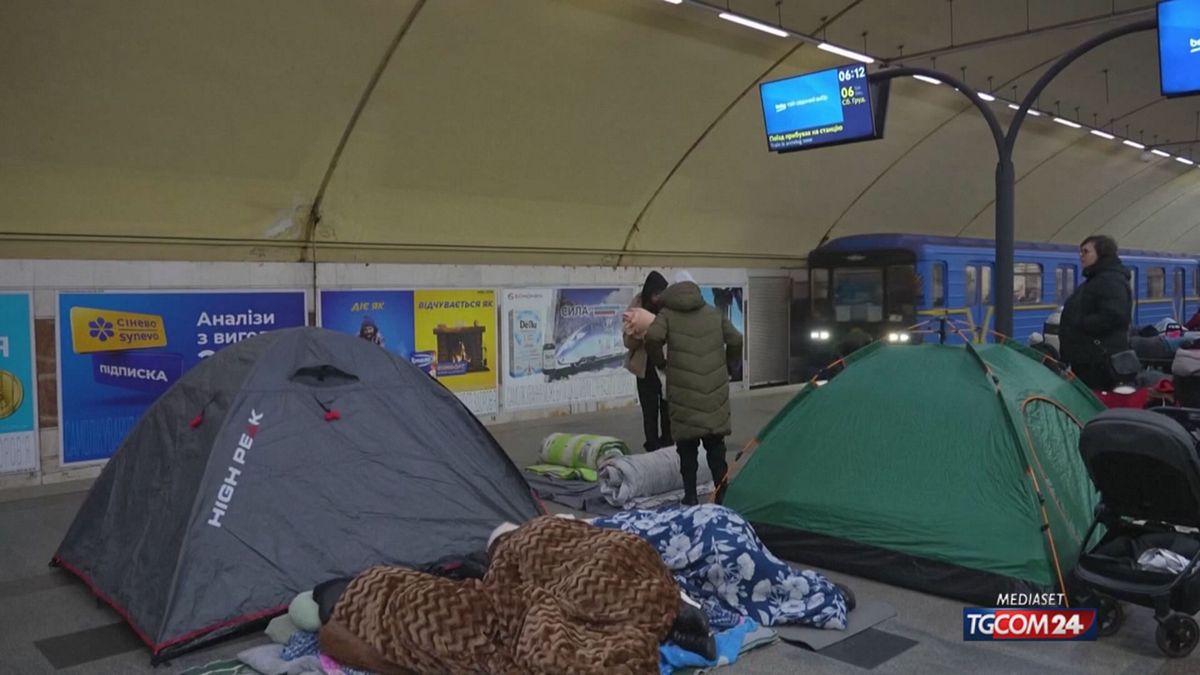 Ucraina, nella metro di Kiev tornano tende e bivacchi