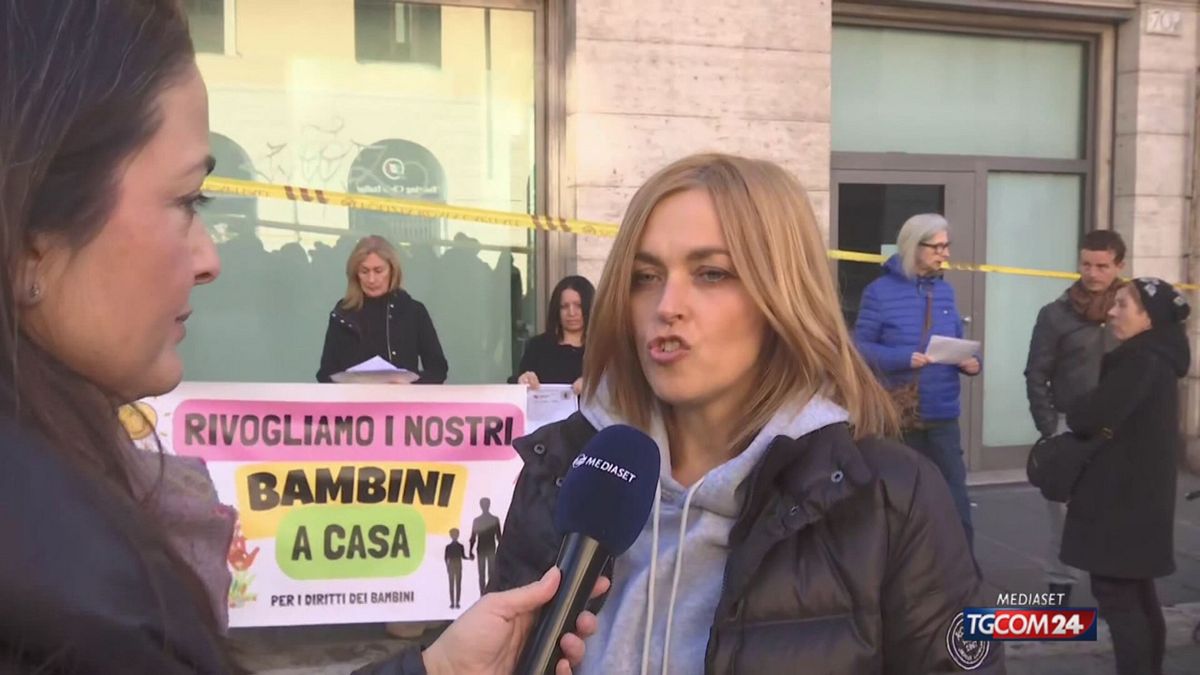 Famiglia del bosco, sit in a Roma:""I nostri figli non sono dello Stato"