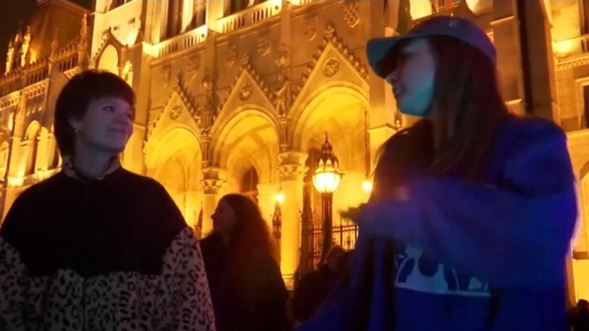 Festa techno davanti al Parlamento di Budapest