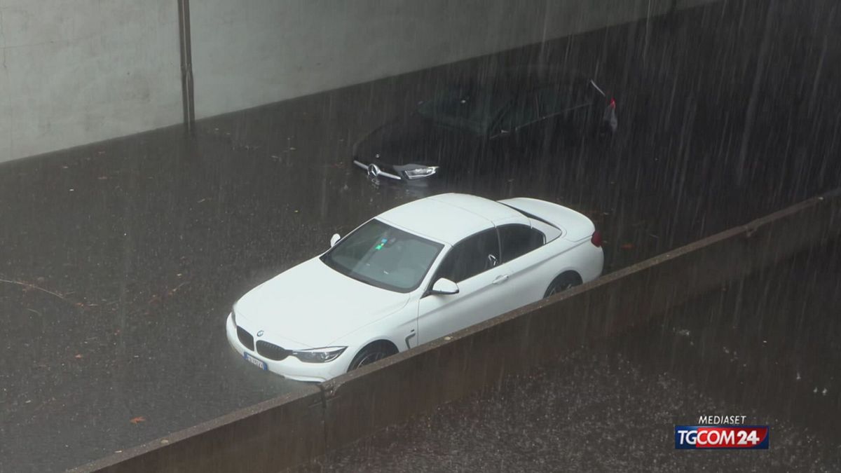 Milano, gli automobilisti allagati e abbandonati: "Vogliamo risarcimenti"