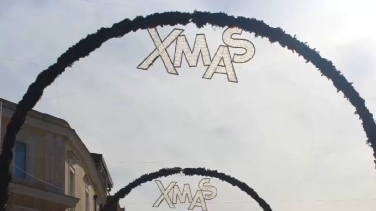 "Quelle luminarie sono fasciste": polemica nel Barese