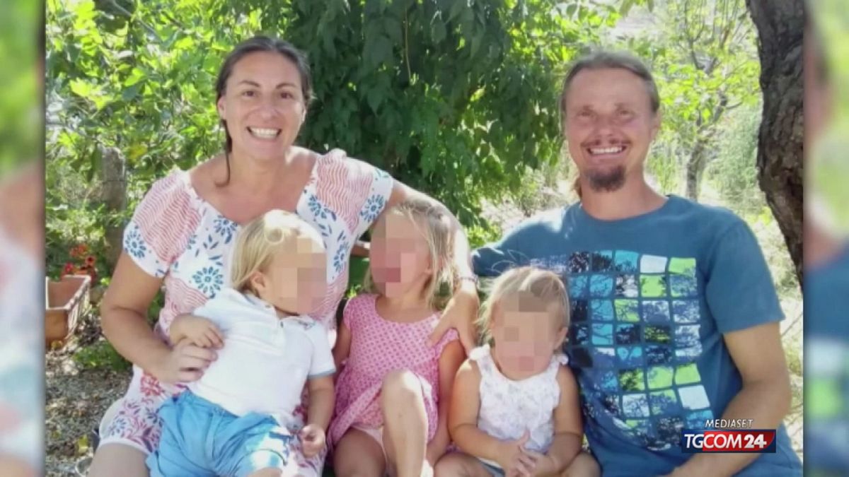 famiglia nel bosco le tutrici dei tre bambini dicono no al ricongiungimento con i genitori