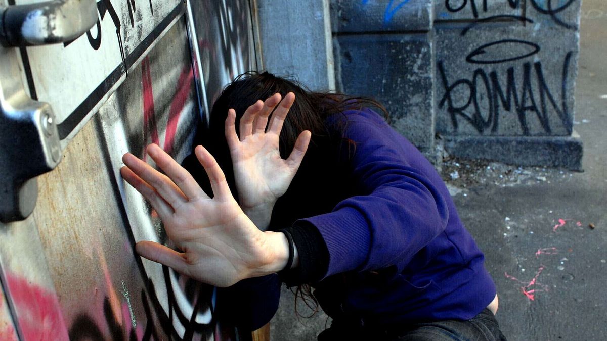 Roma, una 23enne denuncia: "Violentata fuori dalla metro"