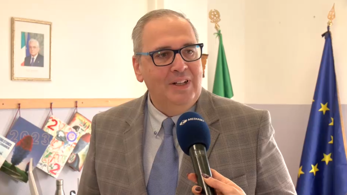 Gesù eliminato dal canto di Natale, il preside si ribella: "Ci sarà nella canzone dei nostri bambini"