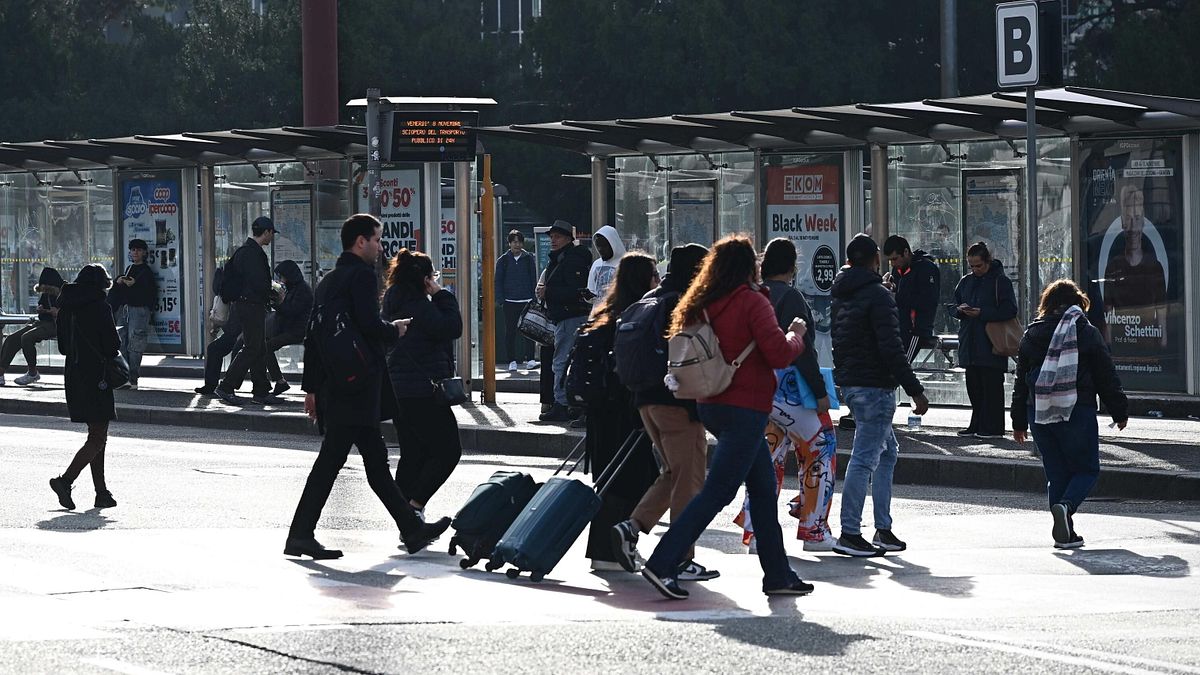 Sciopero di venerdì 12 dicembre, rischio caos dai trasporti alla scuola | Le fasce di garanzia dei treni