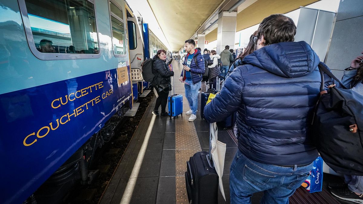 sicilia express il treno che consente di raggiungere l isola durante le feste raddoppia le corse