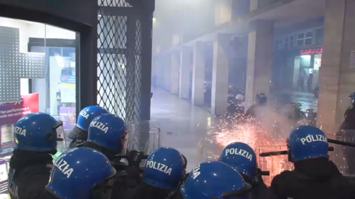 forze dell ordine nel mirino 242 agenti feriti ai cortei per la pace