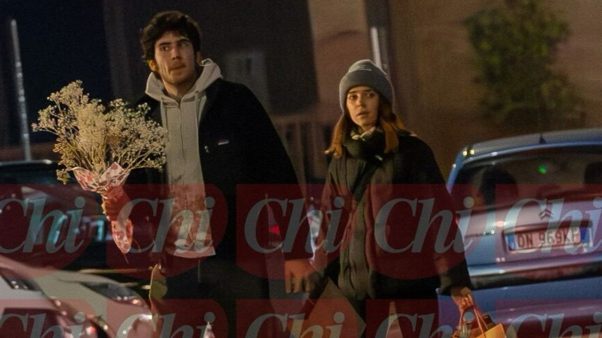 Nicolas Maupas ve Valentina Romani el ele