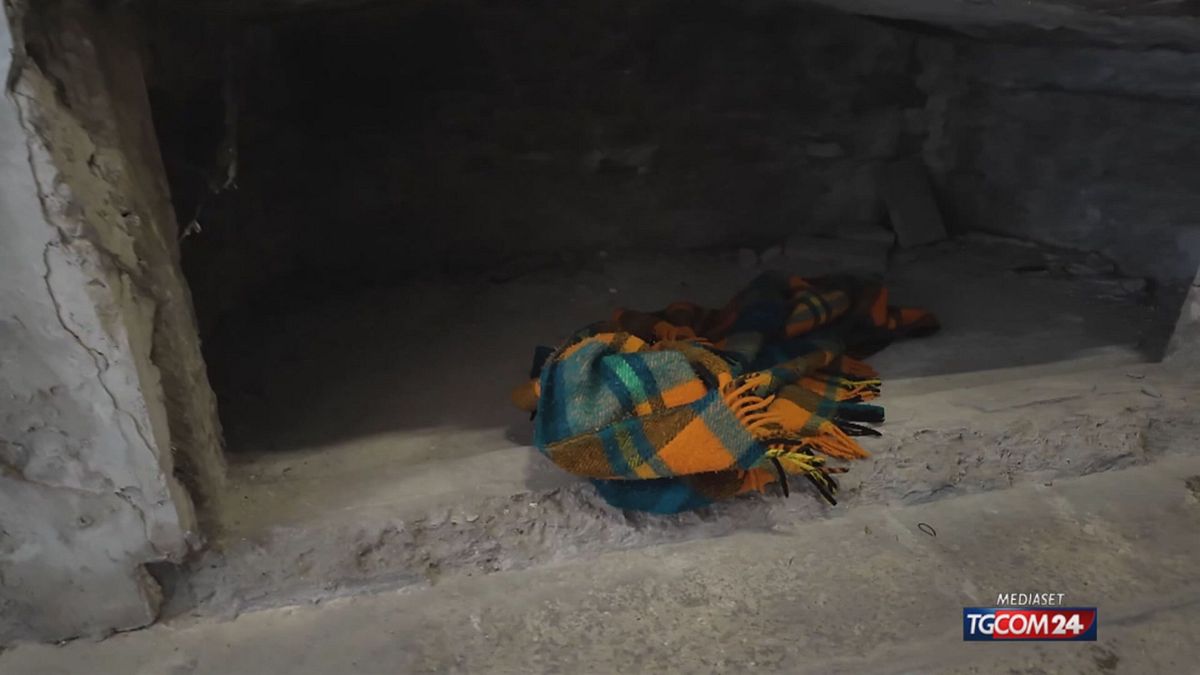 Senzatetto dormono nei loculi vuoti del cimitero di Modena