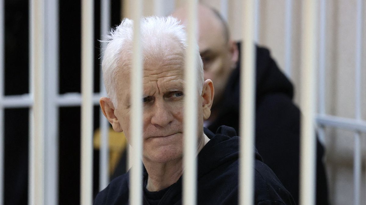 Belarus'ta aralarında Nobel ödüllü Bialiatski'nin de bulunduğu 123 mahkum serbest bırakıldı