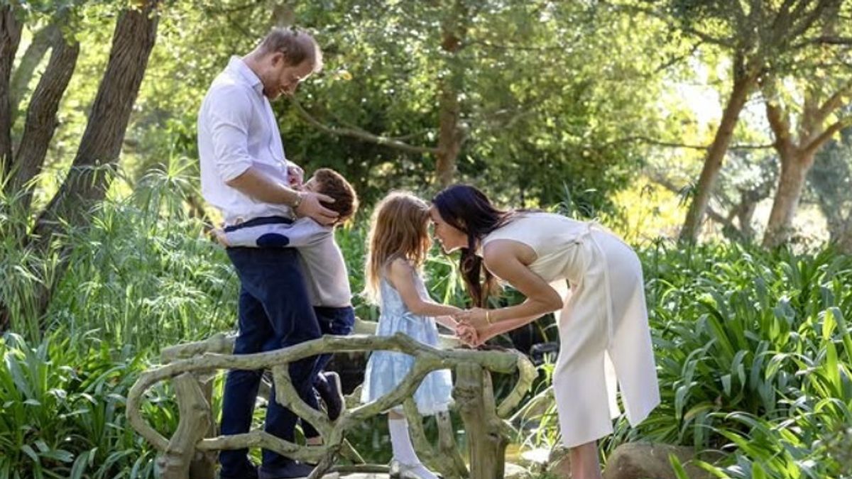 Harry ve Meghan'ın çocuklarıyla birlikte Noel kartı