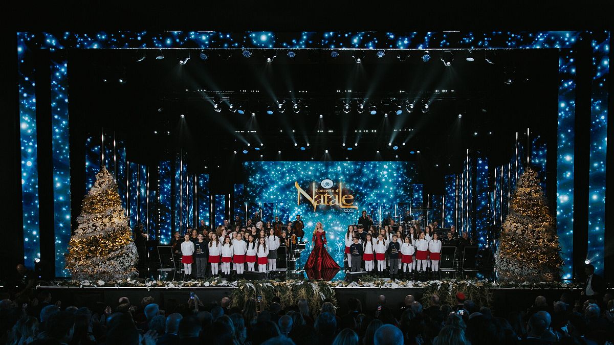 Canale5'te Federica Panicucci “Noel Konseri”ni sunuyor