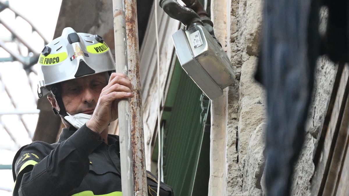 Napoli, Quartieri Spagnoli'deki evde yangın. Aileyi köpek Rocky kurtardı
