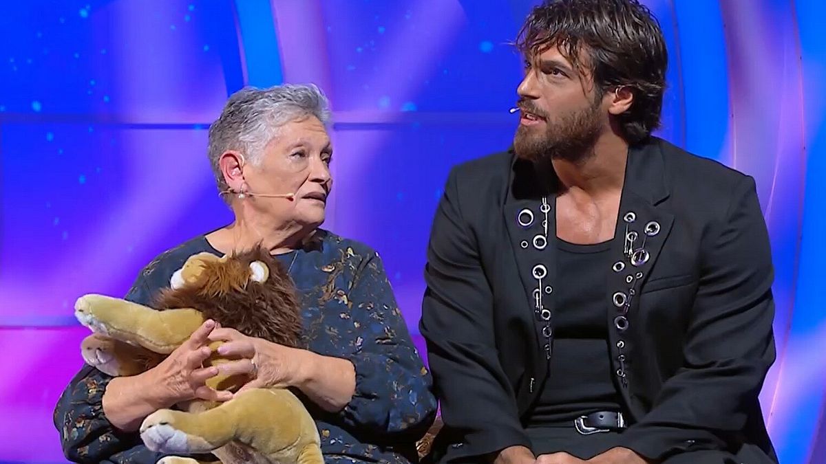 “Postanız Var” Can Yaman Torunlarına Büyükanneye Sürpriz Yapıyor