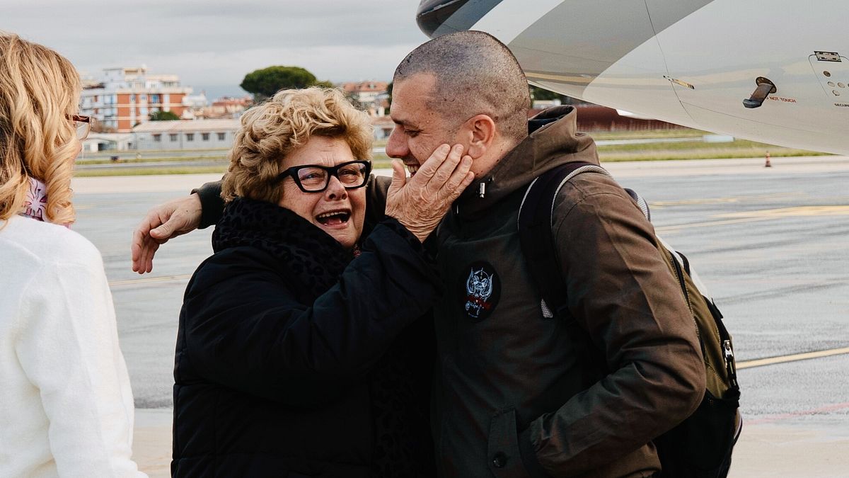 Da Caracas in Italia, Burlò: "Temuto che ci avrebbero ammazzato, è stato un sequestro" | Trentini: "Felicissimi, ma a un prezzo altissimo"