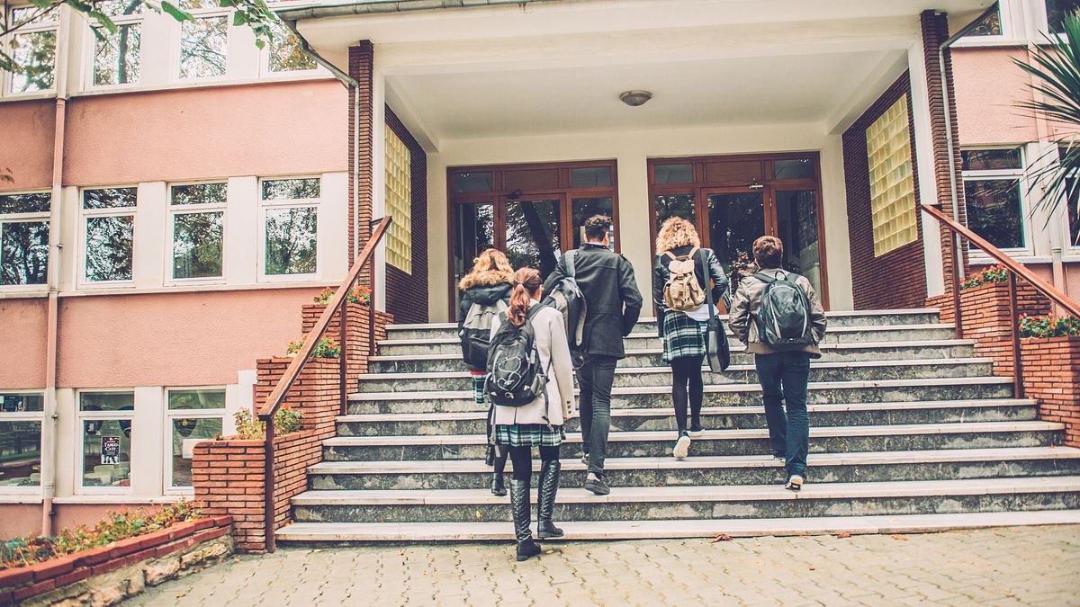 Frosinone, liceale accoltellato davanti a scuola: sospettato un minorenne