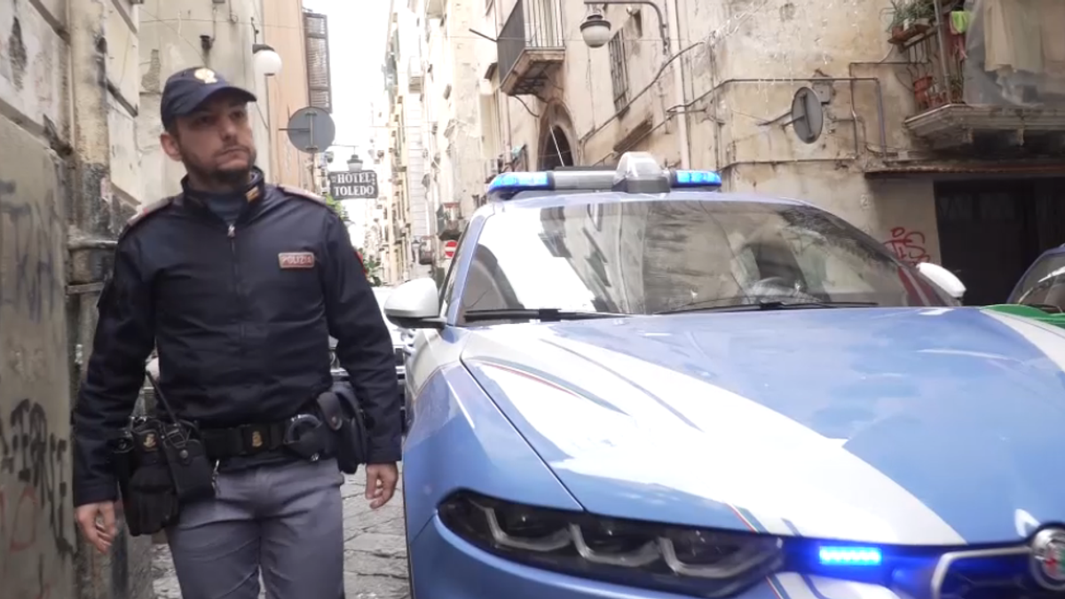 Napoli, una banda segue i ragazzi per rapinarli