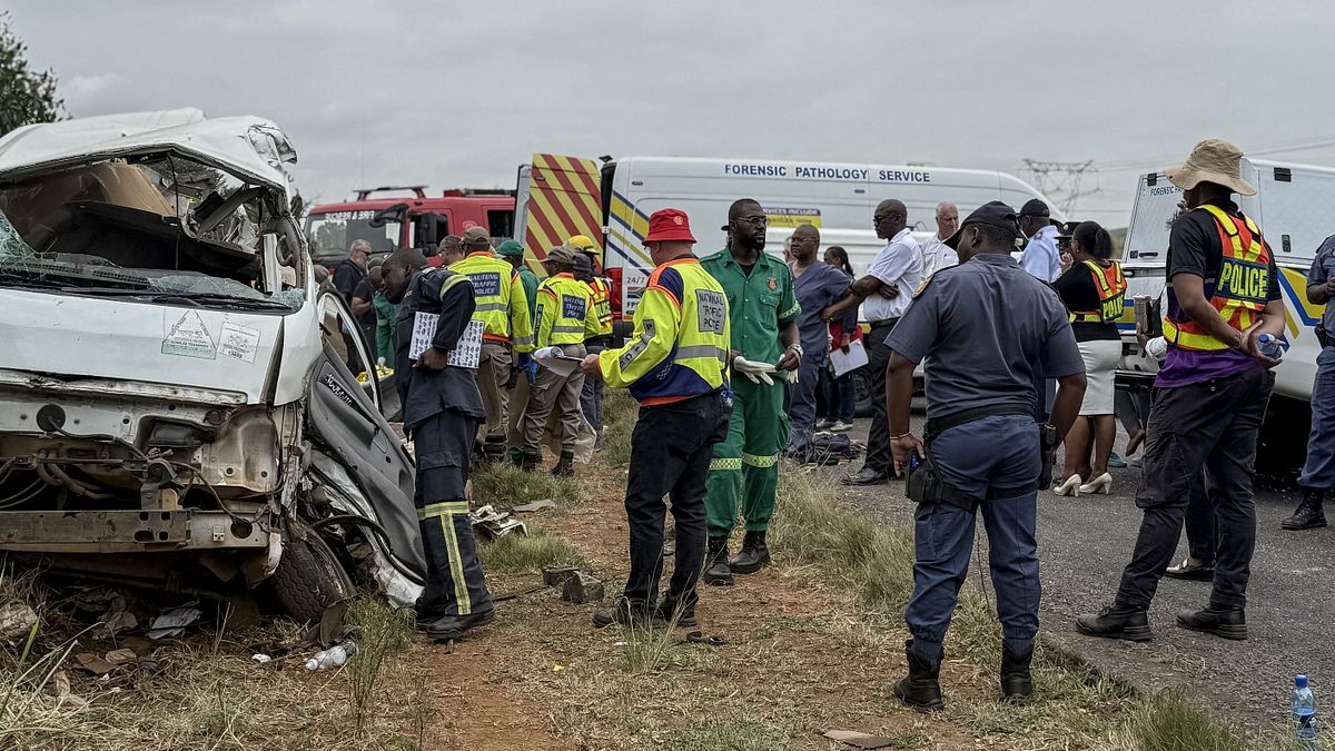 Schianto fra camion e scuolabus a Johannesburg, morti 13 bambini