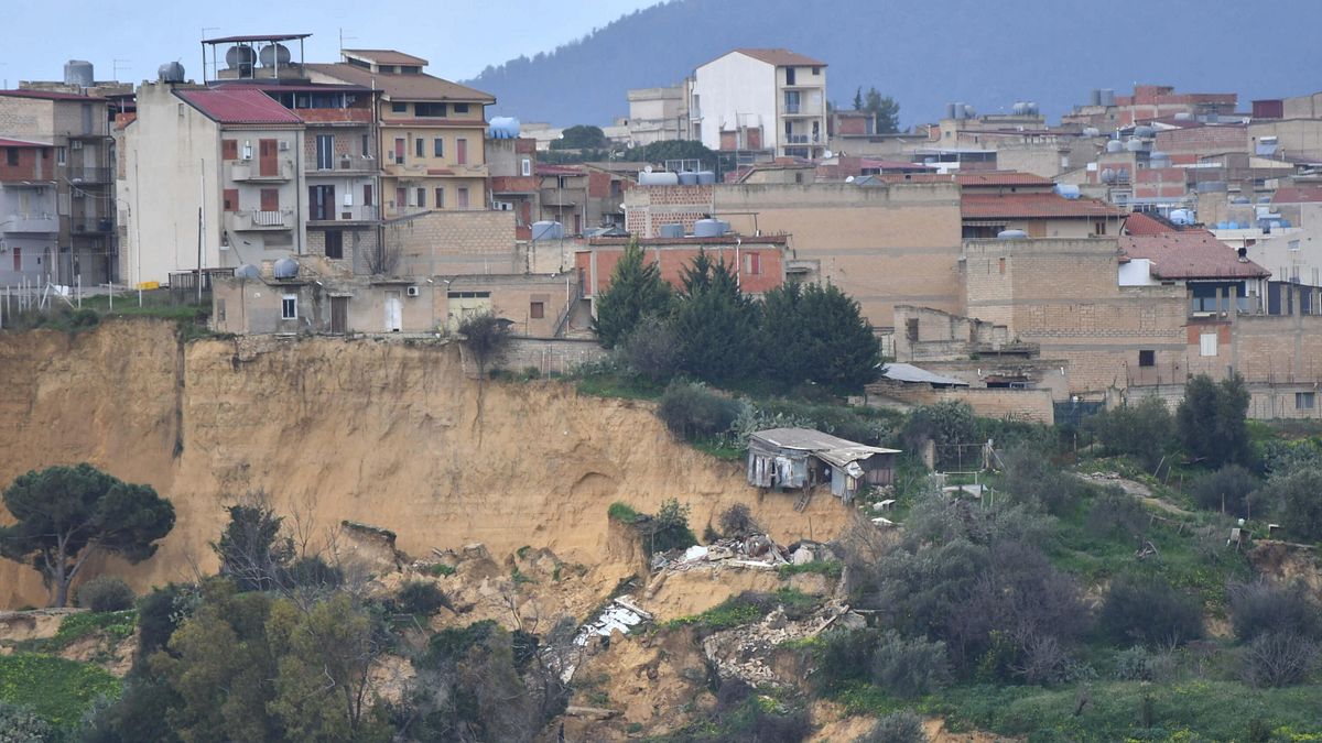 Niscemi, Ciciliano: "La frana va verso il centro città, evacuati in 1.300" | Musumeci: "Fronte si allargherà di 400 metri"