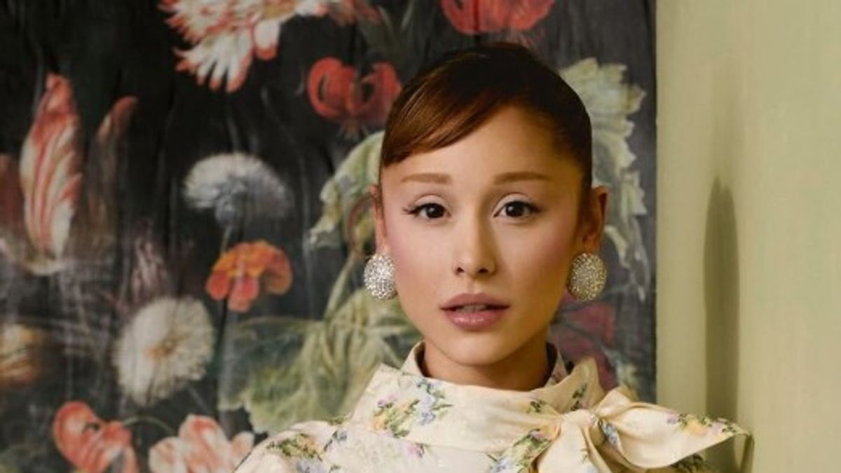 Ariana Grande, kötü rötuşlanmış fotoğrafta altı parmağı var