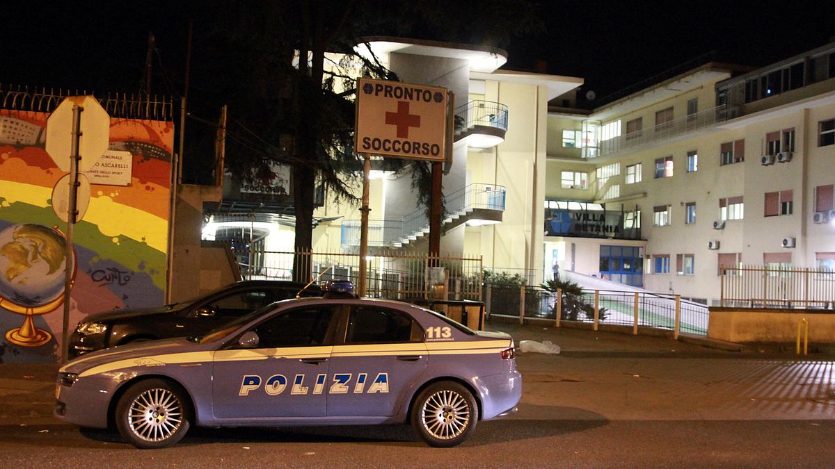 Napoli, colpita alla schiena con una lama da cucina: morta la 22enne Ylenia Musella | In fuga il fratello, è caccia all