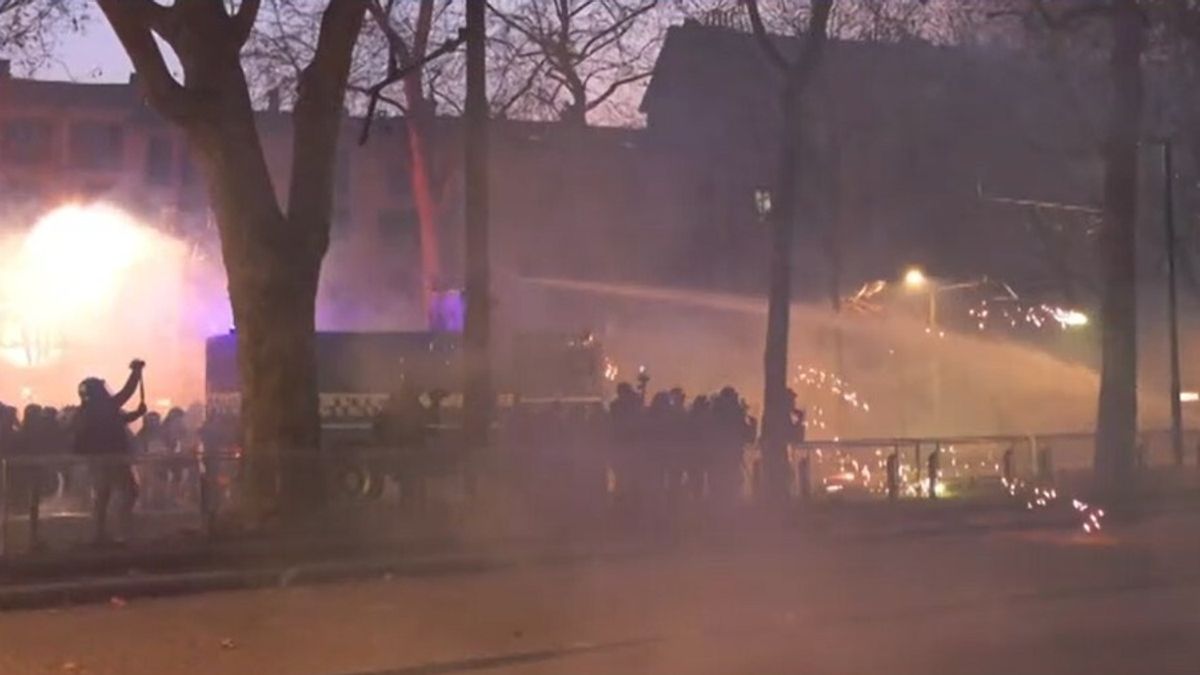 Scontri Torino, domiciliari per il presunto aggressore del poliziotto | Il gip: "Guerriglia preordinata e organizzata"