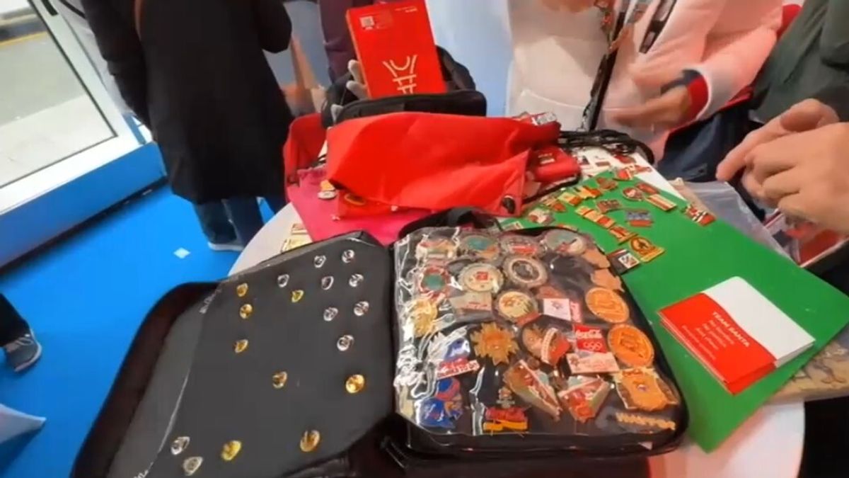 Scoppia la pin mania: caccia alle spillette delle Olimpiadi