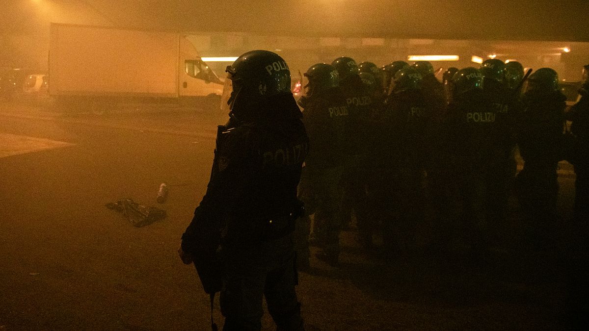 Scontri a Milano, Siulp: poliziotto ferito ha rischiato di perdere una mano